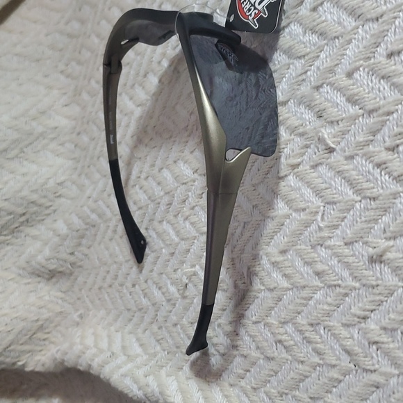 PUGS UV400 Protection Sunglasses Style# 1301A - Picture 4 of 6